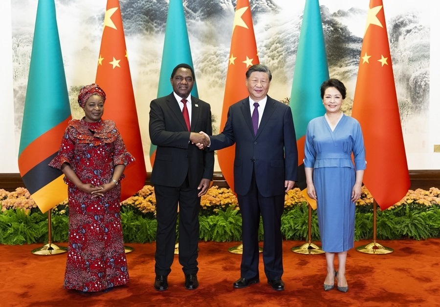 這是會(huì)談前，習(xí)近平主席和夫人彭麗媛同希奇萊馬總統(tǒng)和夫人穆廷塔合影。