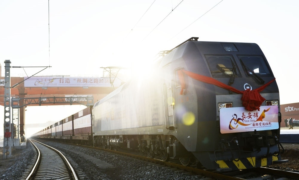 2013年11月28日，首趟由西安發(fā)往哈薩克斯坦阿拉木圖的長安號(hào)國際貨運(yùn)列車等待出發(fā)。新華社記者 劉瀟 攝