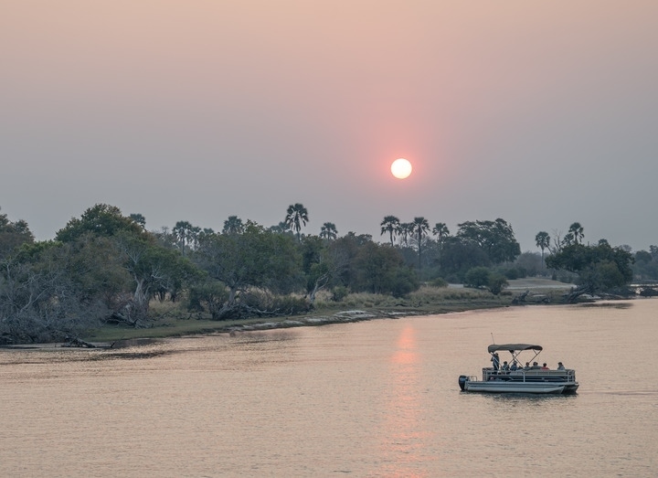 8月23日，在贊比亞拍攝的贊比西河上的游船。