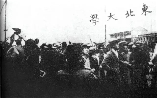 △東北大學(xué)學(xué)生走在一二·九請愿游行隊伍最前列。