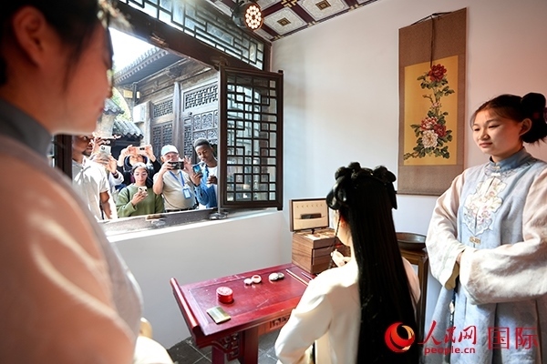 選手們觀看表演。人民網(wǎng) 盧鵬宇攝