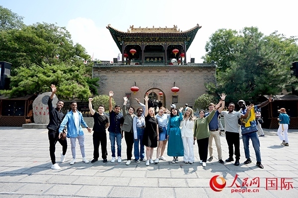 選手們在御書樓前合影。人民網(wǎng) 盧鵬宇攝