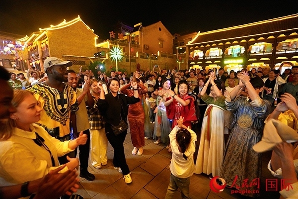 選手們和演員們一起舞蹈。人民網(wǎng) 盧鵬宇攝