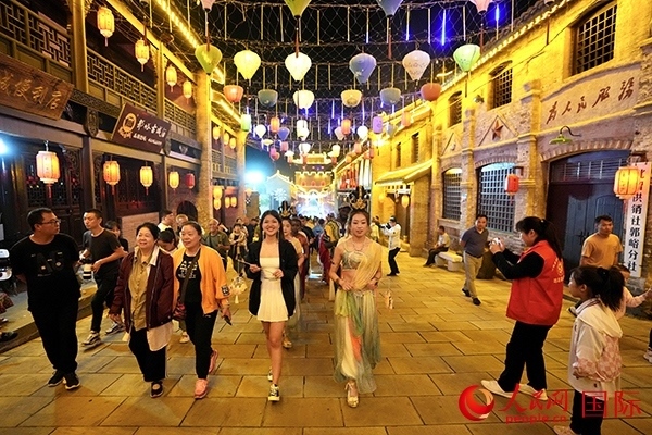 選手體驗(yàn)古城巡游。人民網(wǎng) 盧鵬宇攝