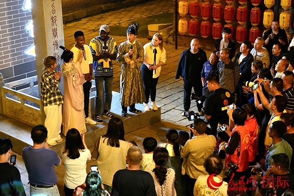 選手們一起演唱《大中國》。人民網(wǎng) 盧鵬宇攝