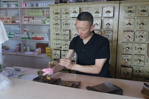 馬啟紅為病患精心配藥。受訪者供圖