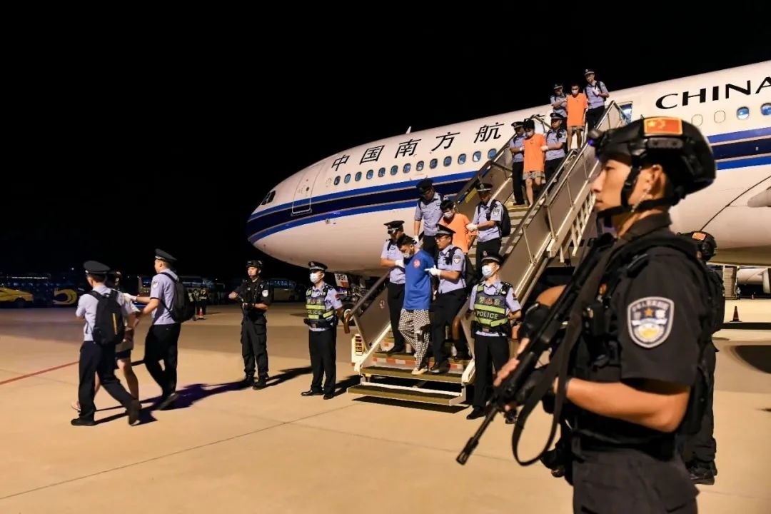 153名實(shí)施跨境裸聊敲詐的犯罪嫌疑人從印度尼西亞被押解回國。公安部供圖