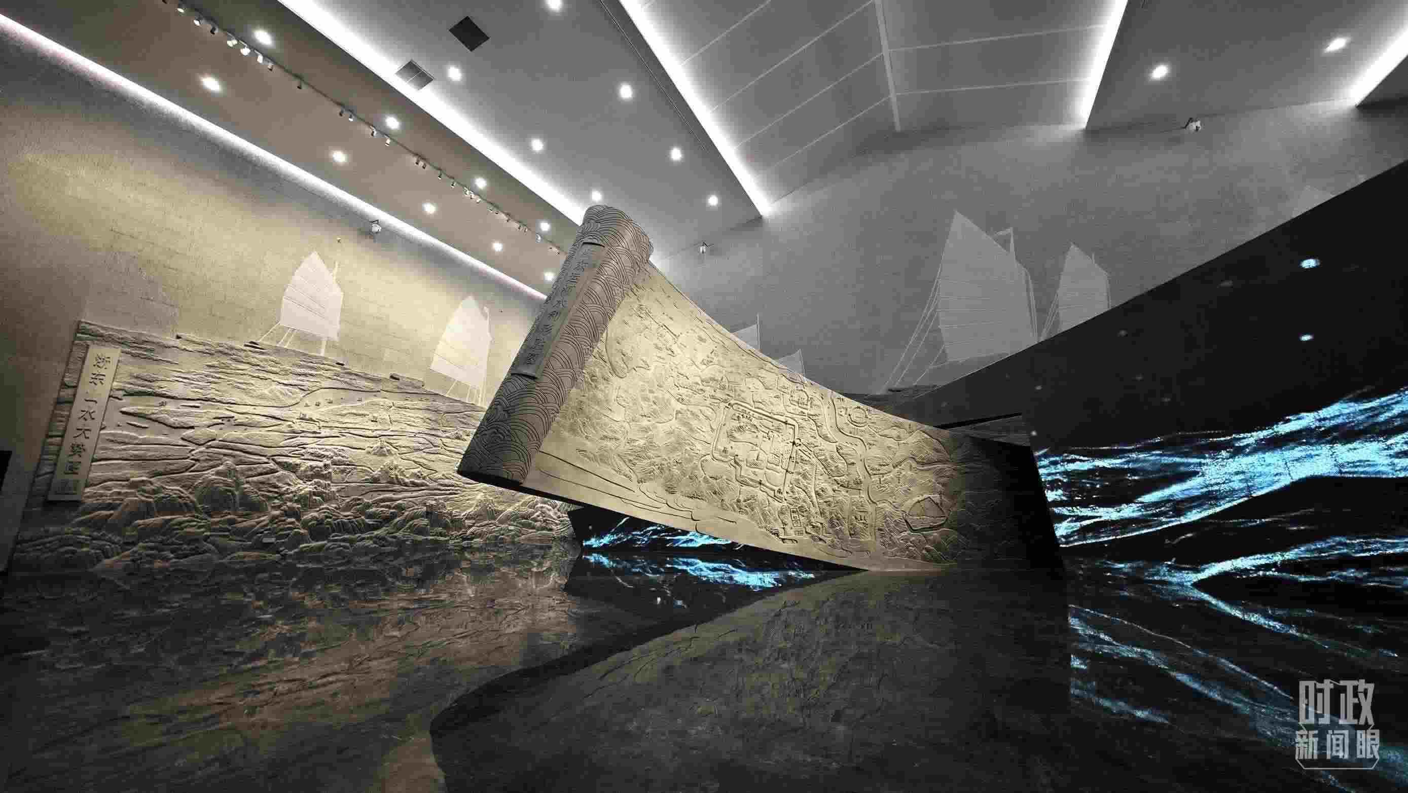 △博物館內(nèi)的《浙東運(yùn)河水利形勝圖》《浙東山水大勢圖》浮雕。（總臺央視記者彭漢明拍攝）