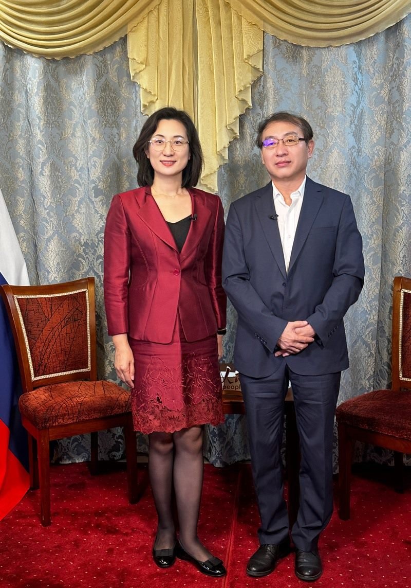 人民網(wǎng)黨委委員、副總編輯孫海峰（左一）專訪崔少純總領(lǐng)事。人民網(wǎng)記者 馬天翼攝