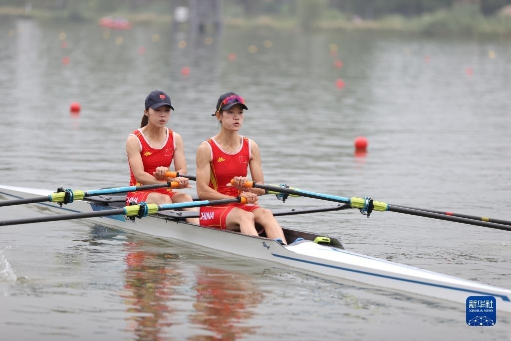 9月24日，鄒佳琪（左）/邱秀萍在決賽中。新華社記者 賈浩成 攝