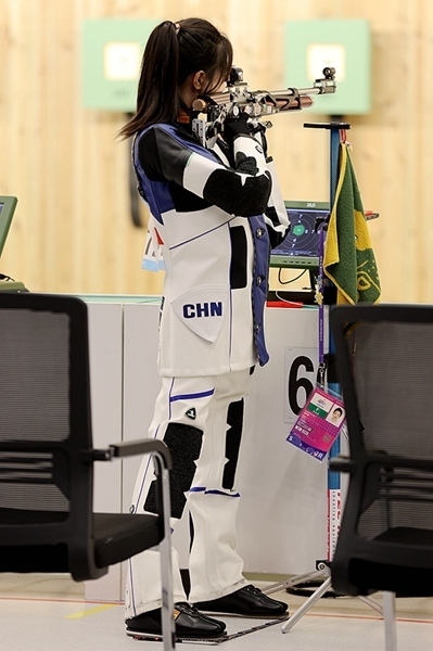 9月24日，黃雨婷在女子10米氣步槍團(tuán)體賽比賽中。人民網(wǎng)記者 胡雪蓉攝