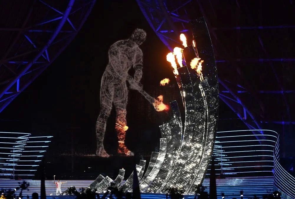 △“數(shù)字火炬手”點(diǎn)燃象征亞洲大團(tuán)結(jié)的亞運(yùn)之火。