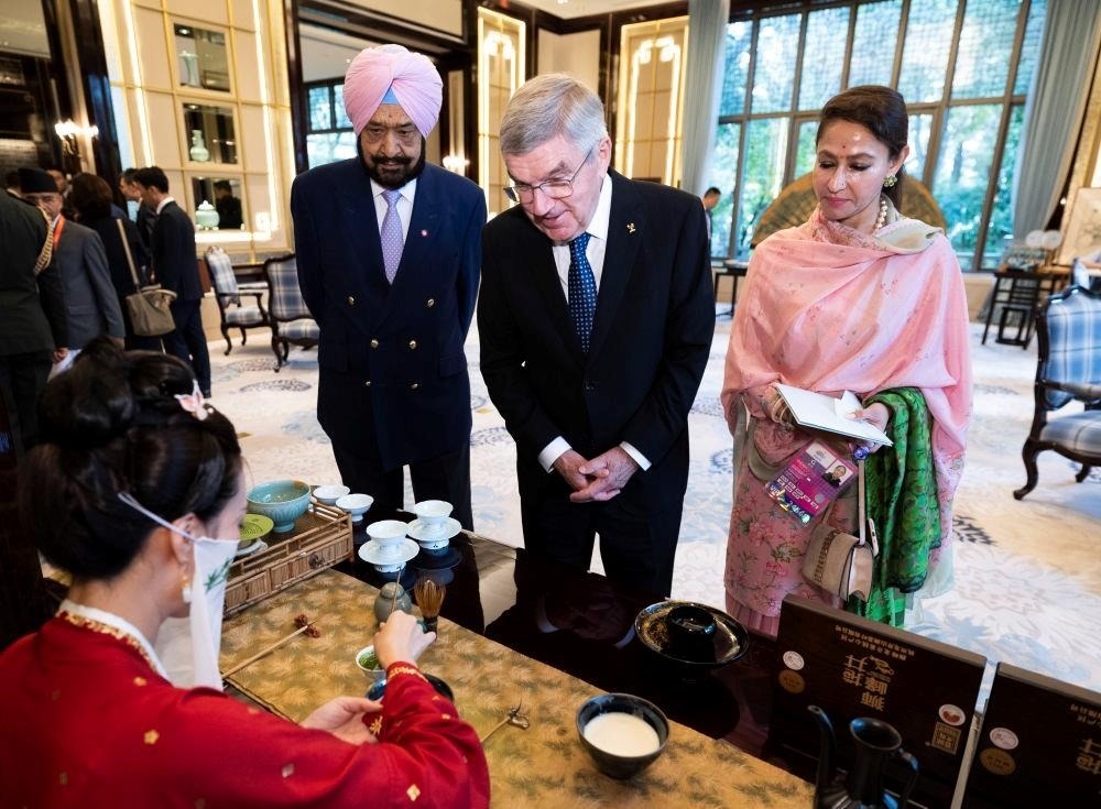 △歡迎宴會(huì)前，亞奧理事會(huì)代理主席辛格和夫人維尼塔、國際奧委會(huì)主席巴赫欣賞非遺展示。