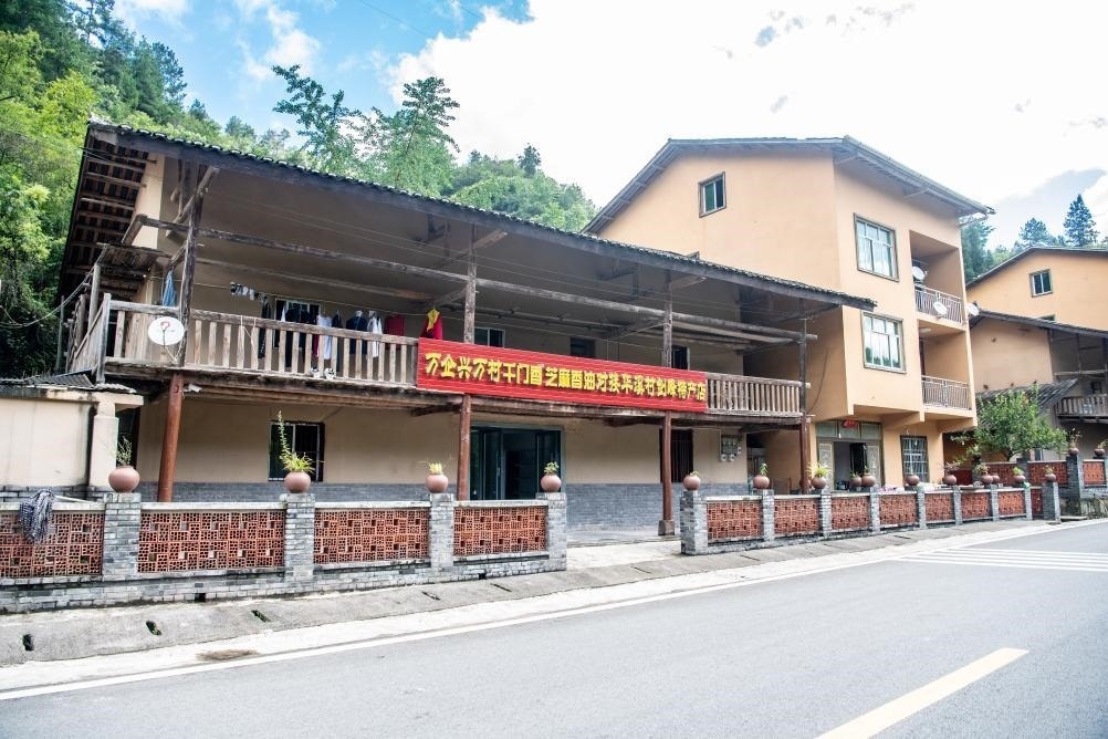 這是8月28日拍攝的危房改造后的村民張劍峰家。新華社記者 唐奕 攝