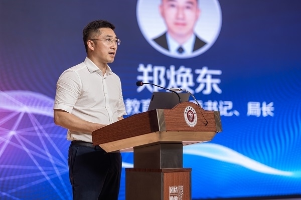  溫州市教育局黨委書記、局長鄭煥東講話。溫州市教育局供圖