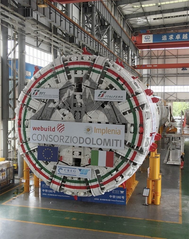 圖為中鐵裝備集團盾構(gòu)總裝車間。人民網(wǎng)記者 唐宋攝