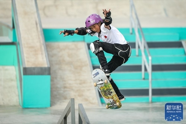 9月27日，中國選手崔宸曦在比賽中。當日，在錢塘輪滑中心舉行的杭州亞運會女子街式決賽中，中國選手崔宸曦以242.62分的成績奪得冠軍，曾文蕙獲得亞軍，日本選手伊藤美優(yōu)獲得季軍。新華社記者 潘昱龍攝