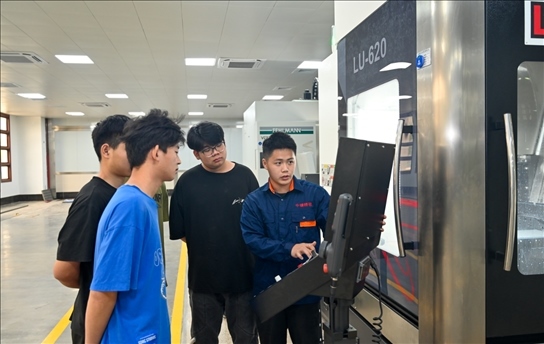 學(xué)生們正在實操學(xué)習(xí)。受訪單位供圖