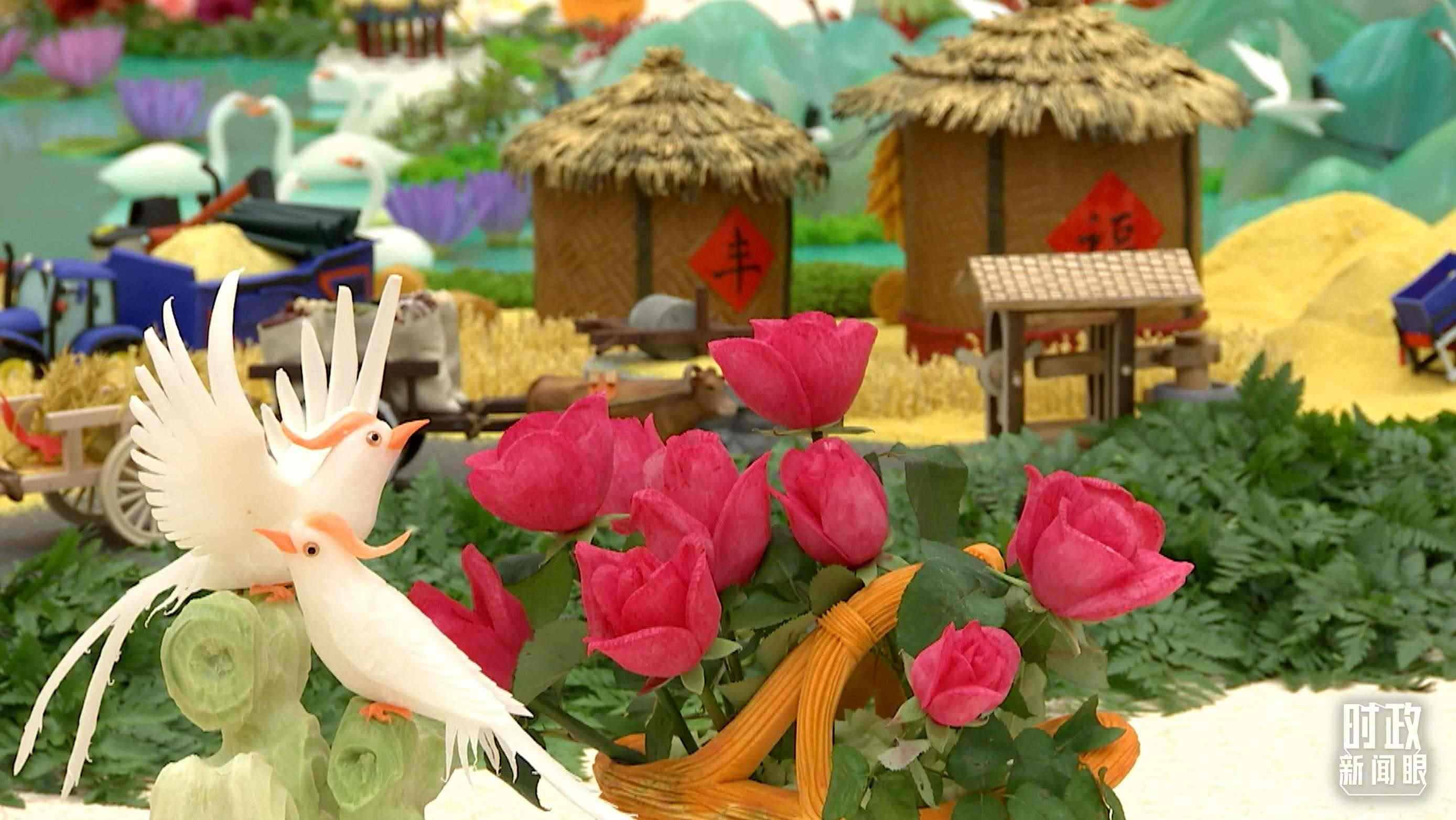 △宴會(huì)廳內(nèi)，節(jié)日氛圍濃郁。