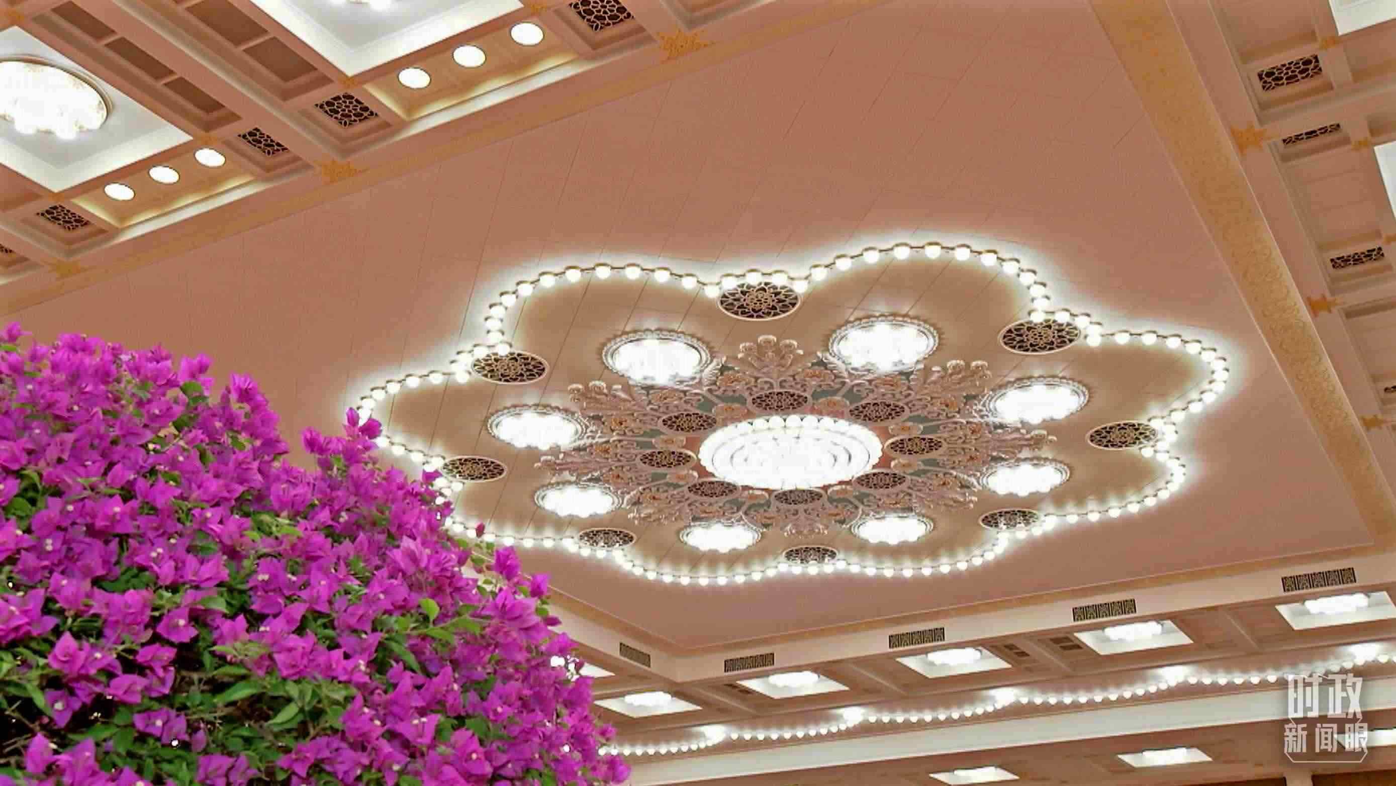 △人民大會(huì)堂宴會(huì)廳，華燈璀璨、鮮花綻放。