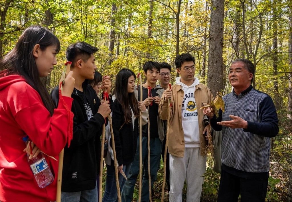 魏本勝為清華大學(xué)同學(xué)介紹長白山人參文化。嚴磊攝
