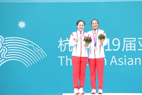 9月29日，鄭欽文(右)和朱琳在頒獎儀式上合影。當(dāng)日，在杭州亞運會網(wǎng)球女子單打決賽中，中國代表團選手鄭欽文2:0戰(zhàn)勝隊友朱琳奪得冠軍。人民網(wǎng)記者 李乃妍攝