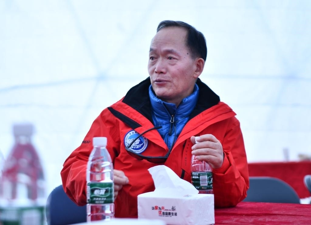 中國科學(xué)院院士、第二次青藏科考隊隊長姚檀棟在卓奧友峰登山大本營（9月29日攝）。新華社記者晉美多吉 攝