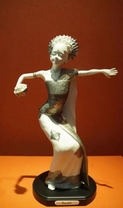 2013年10月，時(shí)任印度尼西亞總統(tǒng)蘇西洛贈(zèng)送習(xí)近平主席的鑲錫瓷塑舞者。