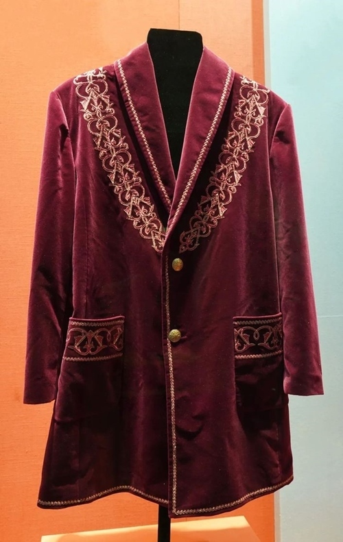 2013年9月，時(shí)任哈薩克斯坦總統(tǒng)納扎爾巴耶夫贈(zèng)送習(xí)近平主席的哈薩克斯坦民族服裝。