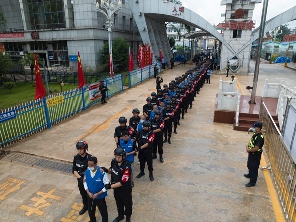 移交現(xiàn)場。公安部供圖