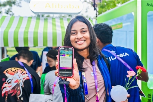 亞運(yùn)村運(yùn)動(dòng)員正在展示個(gè)人的低碳賬戶。 受訪者供圖