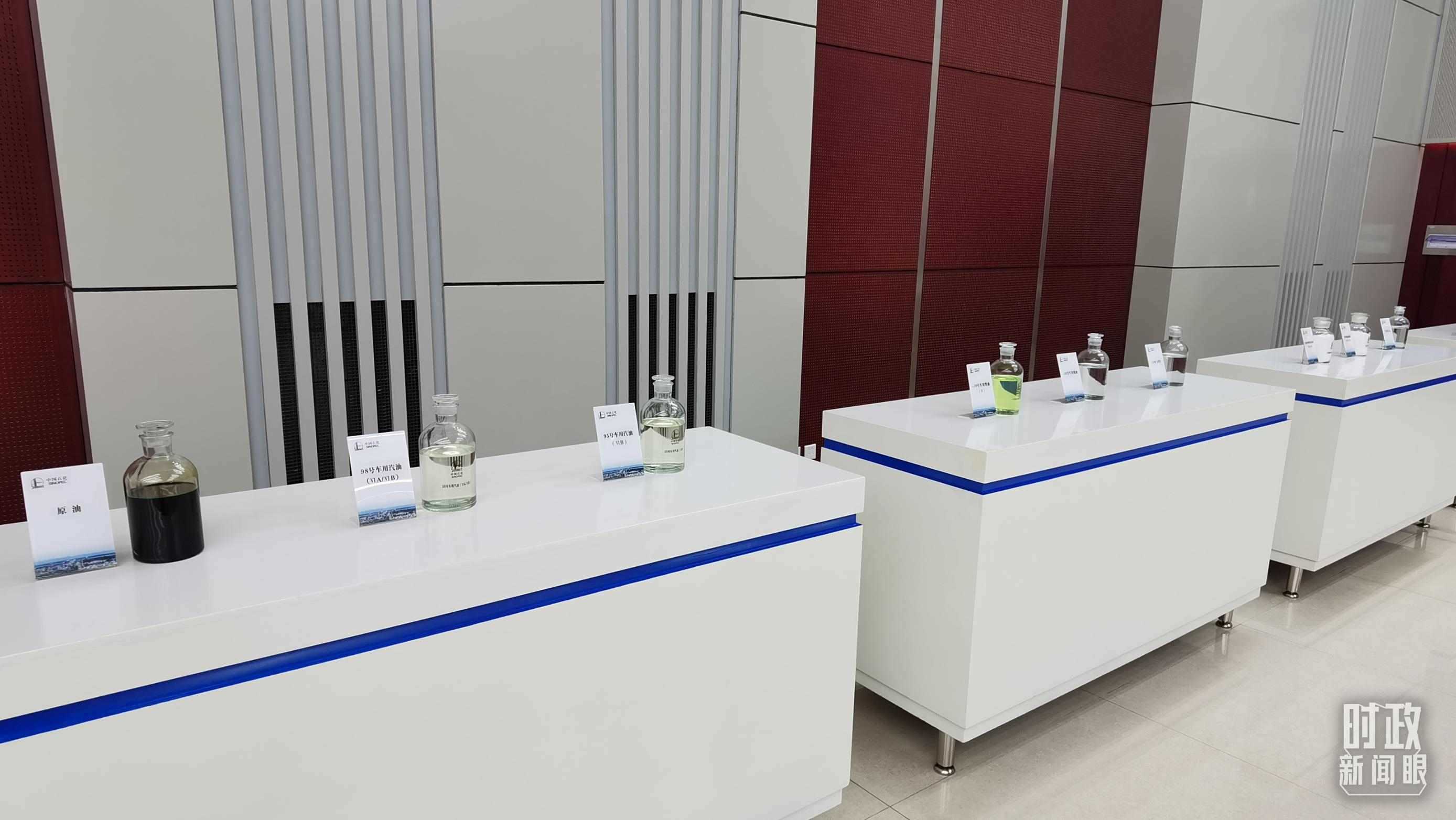 △中國石化九江分公司生產(chǎn)的產(chǎn)品展示。（總臺央視記者郭鴻拍攝）