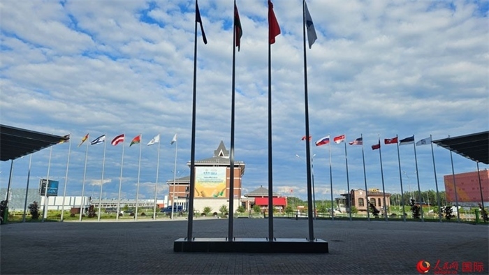 中白工業(yè)園內(nèi)，多國國旗飄揚。園區(qū)已有來自16個國家和地區(qū)的企業(yè)入駐。人民網(wǎng)記者 朱虹攝