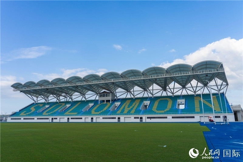 2023年9月12日，位于所羅門群島首都霍尼亞拉的由中土公司承建的中國援所羅門群島2023年太平洋運動會體育場館。人民網(wǎng) 賀吉攝