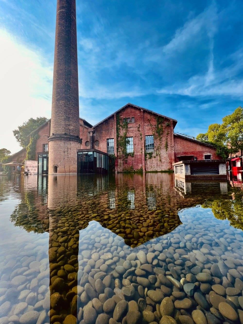 ↑景德鎮(zhèn)陶溪川文創(chuàng)街區(qū)一景（2023年5月15日攝）。