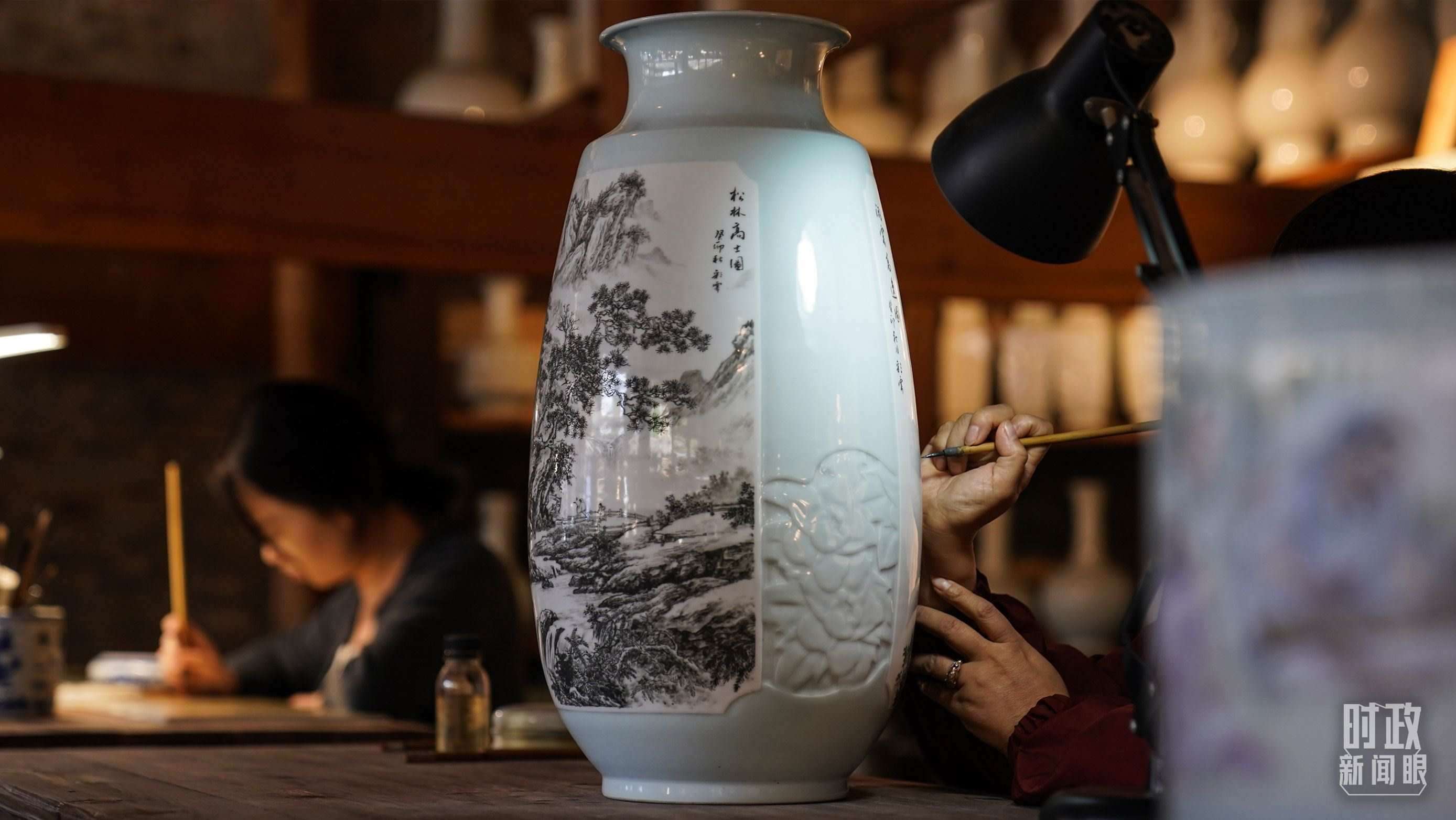 △陶瓷畫師正在繪制瓷器。（總臺國廣記者李晉拍攝）