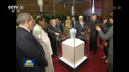 2019年5月15日，中外領(lǐng)導(dǎo)人共同參觀“大美亞細(xì)亞——亞洲文明展”。（視頻截圖）