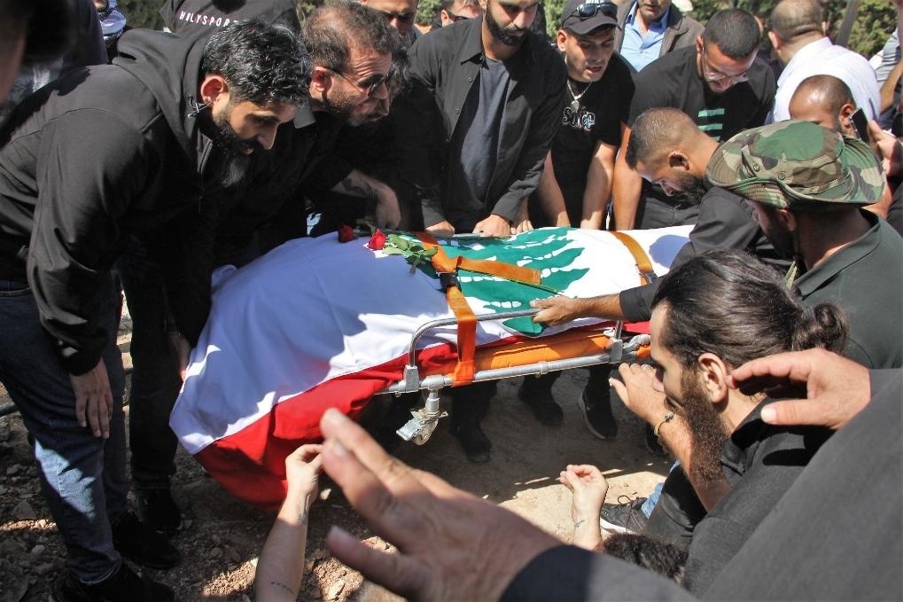 10月14日，黎巴嫩南部希亞姆鎮(zhèn)，黎巴嫩記者和民眾為在以色列轟炸中死亡的攝影記者伊薩姆·阿卜杜拉送葬。新華社發(fā)（塔希爾·阿布·哈姆丹攝）