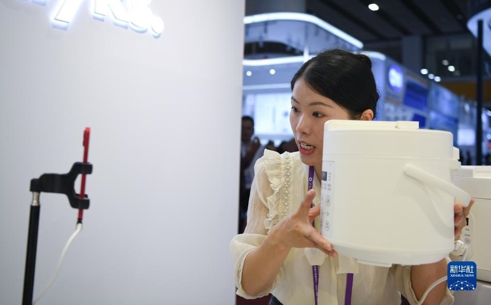 10月15日，參展的工作人員在展臺直播介紹家電產(chǎn)品。新華社記者 鄧華 攝