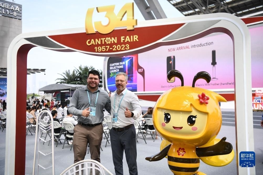 10月15日，來自巴西的采購商在廣交會上合影。新華社記者 鄧華 攝