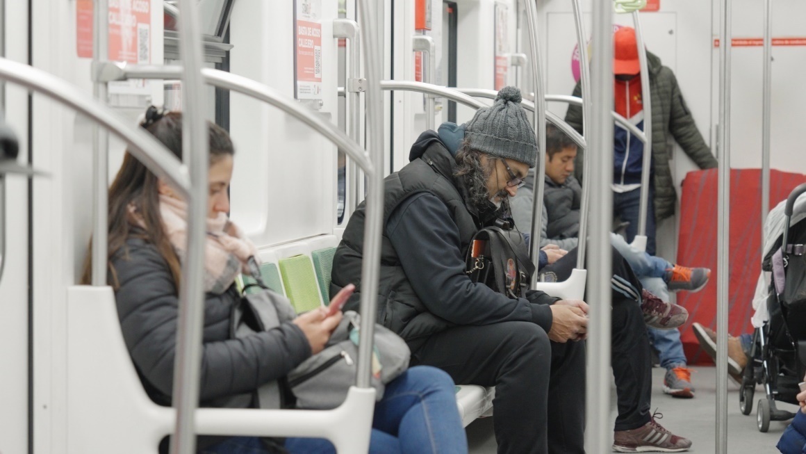 阿根廷布宜諾斯艾利斯市，乘客們乘坐A線地鐵從郊區(qū)前往市內(nèi)。人民網(wǎng)記者 張若涵攝