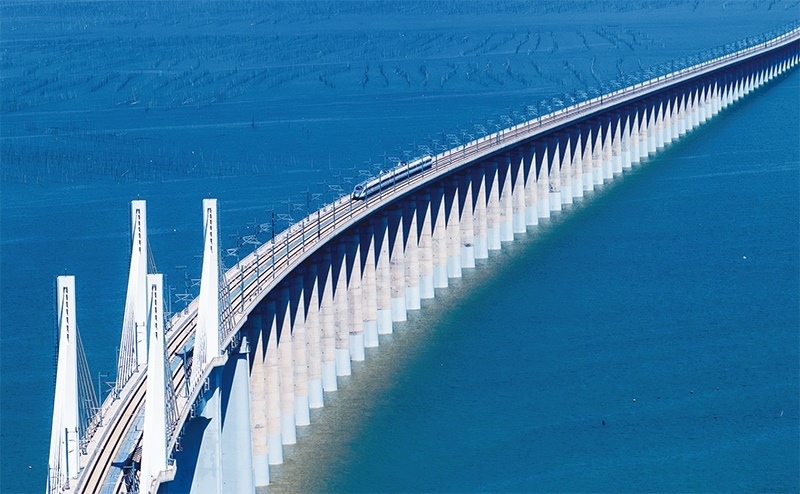 2023年9月28日，中國首條時速350公里跨海高鐵——福廈高鐵正式開通運營。圖為一列運行試驗車組駛過福廈高鐵湄洲灣跨海大橋（9月19日攝，無人機照片）。 新華社記者 魏培全/攝