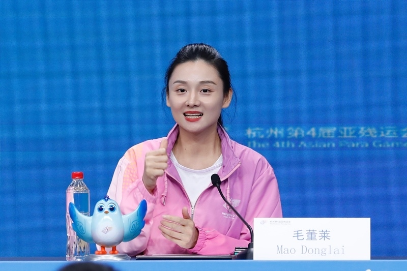 杭州市殘疾人綜合服務(wù)中心干事毛董萊介紹成為亞殘運(yùn)會(huì)火炬手的經(jīng)歷。杭州亞殘組委供圖