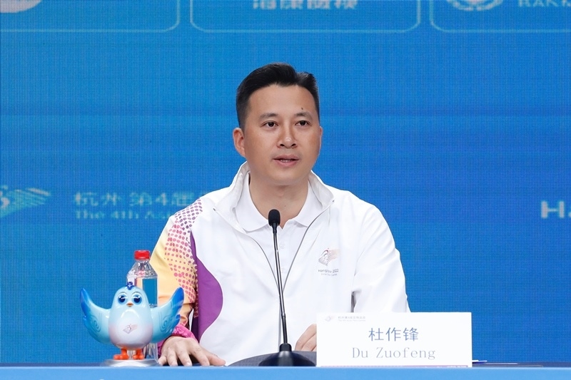 杭州亞殘運(yùn)會(huì)火炬?zhèn)鬟f指揮中心副指揮長(zhǎng)杜作鋒介紹火炬?zhèn)鬟f工作安排。杭州亞殘組委供圖