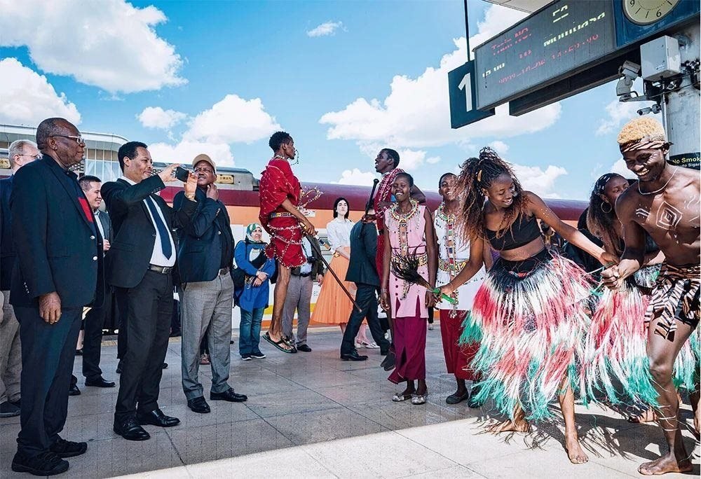 △2023年10月6日，多國(guó)駐肯使節(jié)在肯尼亞內(nèi)羅畢的蒙內(nèi)鐵路內(nèi)羅畢站觀(guān)看文藝演出。