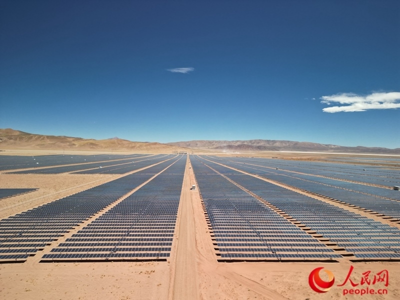 高查瑞光伏電站次第排開的光伏板（局部）。人民網(wǎng)記者 張若涵攝
