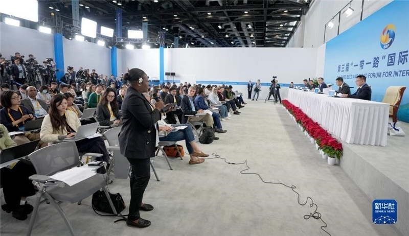 10月16日，第三屆“一帶一路”國際合作高峰論壇新聞中心在北京國家會(huì)議中心舉行首場吹風(fēng)會(huì)，邀請自然資源部國際合作司和相關(guān)單位負(fù)責(zé)人介紹有關(guān)情況，并回答記者提問。新華社記者 王毓國攝