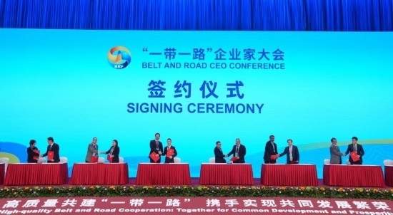 這是10月17日拍攝的簽約儀式現(xiàn)場(chǎng)。當(dāng)日，“一帶一路”企業(yè)家大會(huì)在北京召開。（新華社記者王毓國(guó)攝）