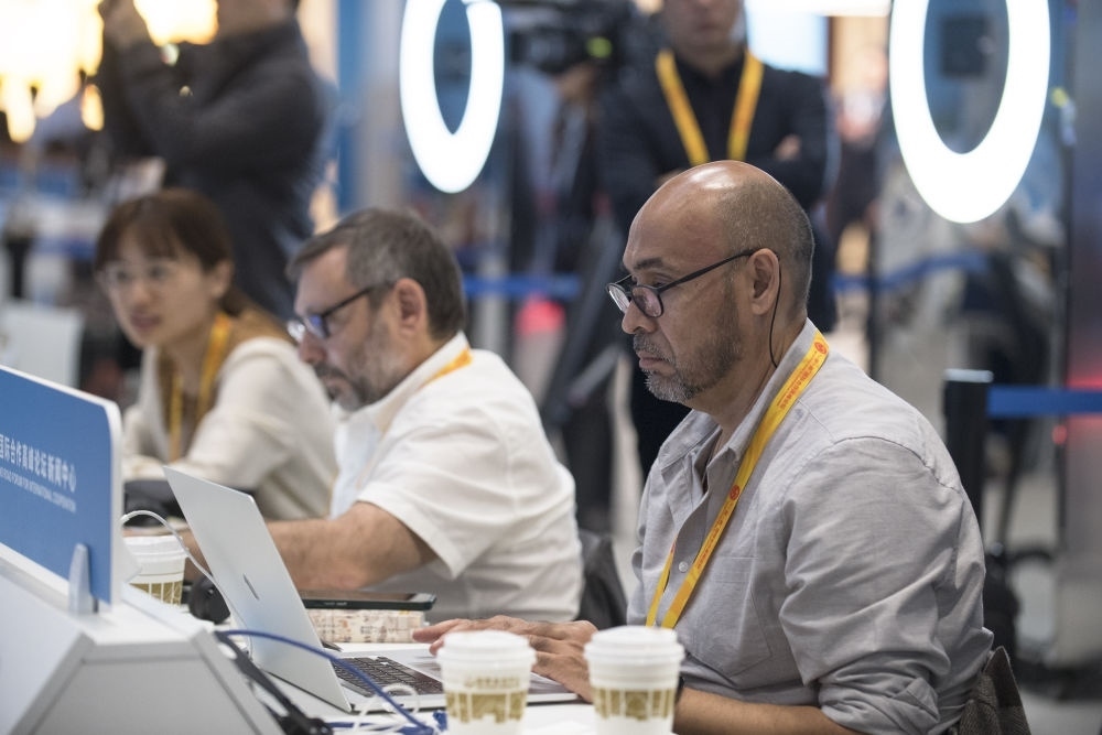 記者在“一帶一路”國際合作高峰論壇新聞中心工作（2023年10月17日攝）。