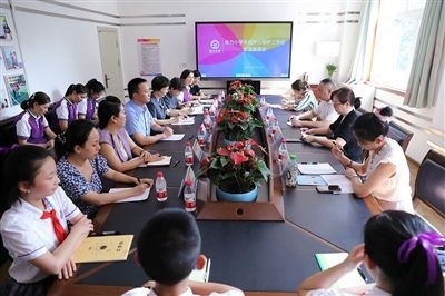 圖⑤：法治宣講結束后，重慶五中院組織召開座談會，聽取人大代表和朵力小學教師、家長代表對法院未成年人保護工作的意見建議。